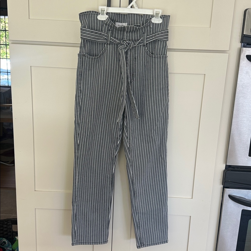 Frame Denim Pleated Pegged Jeans - Picture 12 of 12